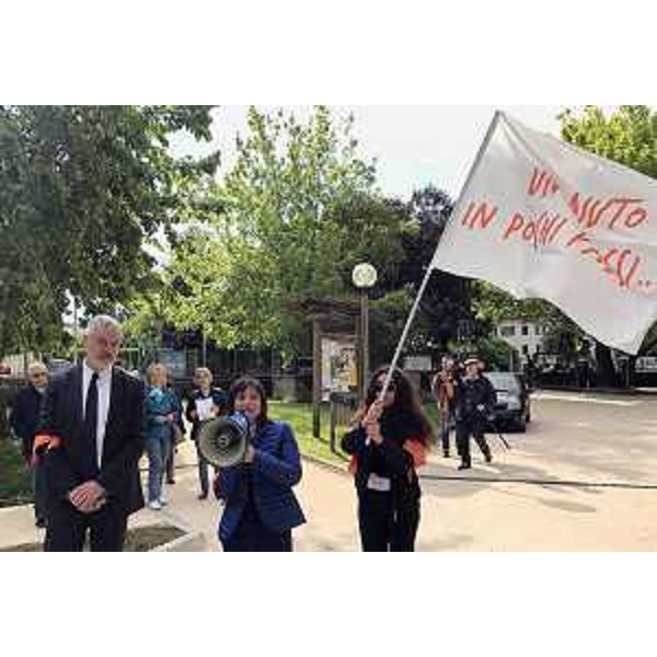Paolo Panontin (Assessore regionale Protezione civile) e Debora Serracchiani (Presidente Regione Friuli Venezia Giulia) alla marcia "Un aiuto in pochi passi", organizzata dalla Consulta provinciale studentesca di Pordenone e dall'Area Giovani del CRO di Aviano per ricostruire la scuola dell'infanzia di Sarnano (MC) - Pordenone 20/04/2017