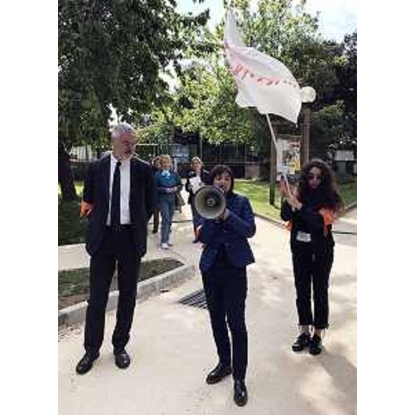Paolo Panontin (Assessore regionale Protezione civile) e Debora Serracchiani (Presidente Regione Friuli Venezia Giulia) alla marcia "Un aiuto in pochi passi", organizzata dalla Consulta provinciale studentesca di Pordenone e dall'Area Giovani del CRO di Aviano per ricostruire la scuola dell'infanzia di Sarnano (MC) - Pordenone 20/04/2017