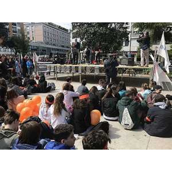 Paolo Panontin (Assessore regionale Protezione civile) alla marcia "Un aiuto in pochi passi", organizzata dalla Consulta provinciale studentesca di Pordenone e dall'Area Giovani del CRO di Aviano per ricostruire la scuola dell'infanzia di Sarnano (MC) - Pordenone 20/04/2017