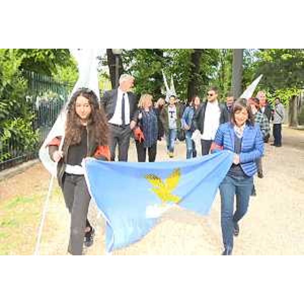 Debora Serracchiani (Presidente Regione Friuli Venezia Giulia) alla marcia "Un aiuto in pochi passi", organizzata dalla Consulta provinciale studentesca di Pordenone e dall'Area Giovani del CRO di Aviano per ricostruire la scuola dell'infanzia di Sarnano (MC) - Pordenone 20/04/2017