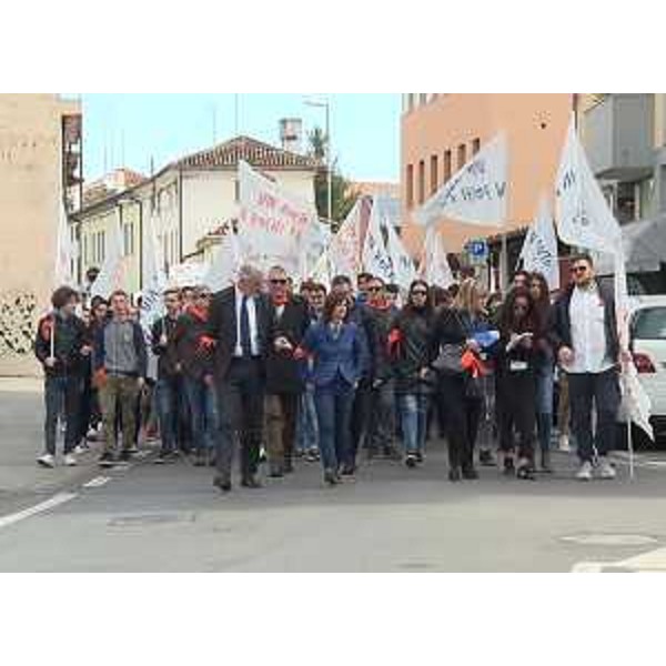 Paolo Panontin (Assessore regionale Protezione civile) e Debora Serracchiani (Presidente Regione Friuli Venezia Giulia) alla marcia "Un aiuto in pochi passi", organizzata dalla Consulta provinciale studentesca di Pordenone e dall'Area Giovani del CRO di Aviano per ricostruire la scuola dell'infanzia di Sarnano (MC) - Pordenone 20/04/2017