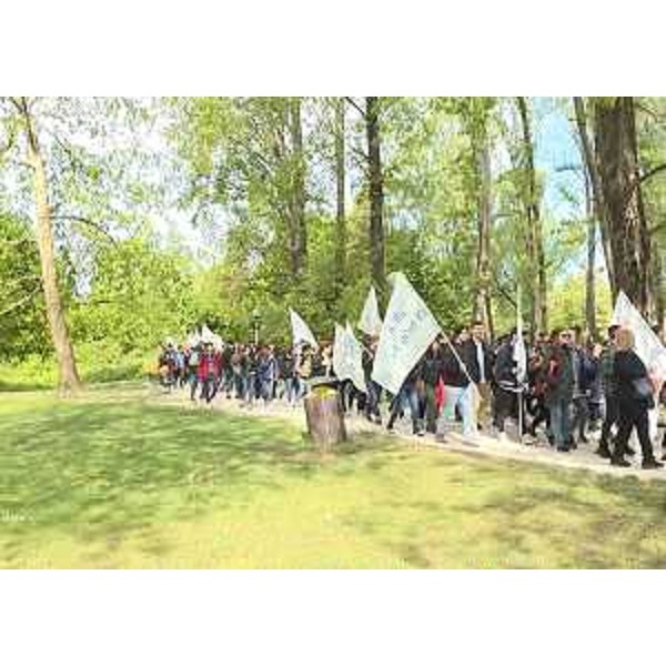 La marcia "Un aiuto in pochi passi", organizzata dalla Consulta provinciale studentesca di Pordenone e dall'Area Giovani del CRO di Aviano per ricostruire la scuola dell'infanzia di Sarnano (MC) - Pordenone 20/04/2017