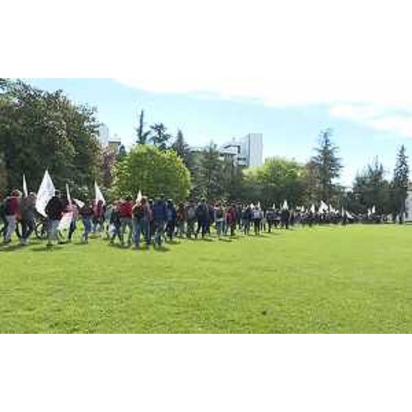 La marcia "Un aiuto in pochi passi", organizzata dalla Consulta provinciale studentesca di Pordenone e dall'Area Giovani del CRO di Aviano per ricostruire la scuola dell'infanzia di Sarnano (MC) - Pordenone 20/04/2017