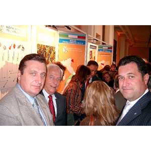 Enzo Marsilio (Assessore Regionale alle risorse agricole, naturali, forestali e montagna), Franco Iacop (Assessore Regionale per le relazioni internazionali, comunitarie e autonomie locali) e Zollia allo stand FVG alla fiera cooperazione (Buenos Aires, 04/10/05)