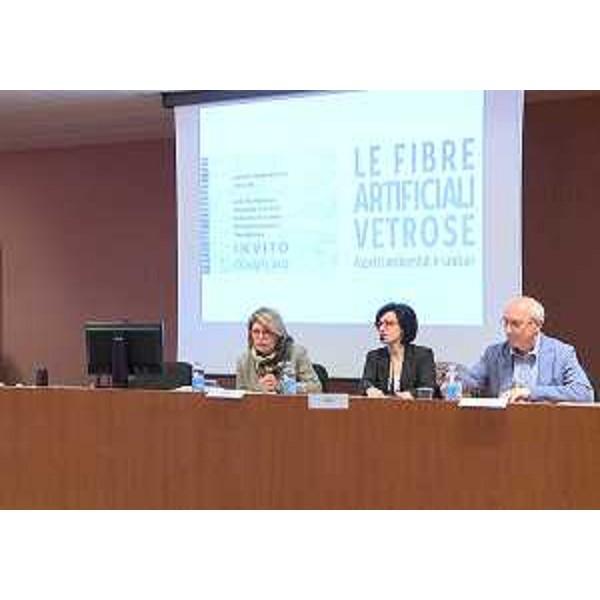 Gli assessori regionali Maria Sandra Telesca (Assessore regionale Salute, Integrazione socio-sanitaria, Politiche sociali e Famiglia) e Sara Vito (Assessore regionale Ambiente ed Energia) e Guido Baggi (Giornalista) al convegno "Le fibre artificiali vetrose. Aspetti ambientali e sanitari", nell'Auditorium dell'Ospedale San Polo - Monfalcone 20/04/2017