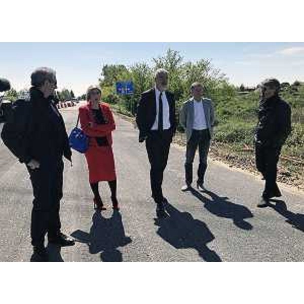 Paolo Panontin (Assessore regionale Protezione civile) e Cristina Amirante (Assessore Urbanistica e Pianificazione Territorio Comune Pordenone) durante il sopralluogo al cantiere dell'intervento antiesondazione del Meduna, sulla strada regionale 251 tra Pordenone e Azzano Decimo - 20/04/2017