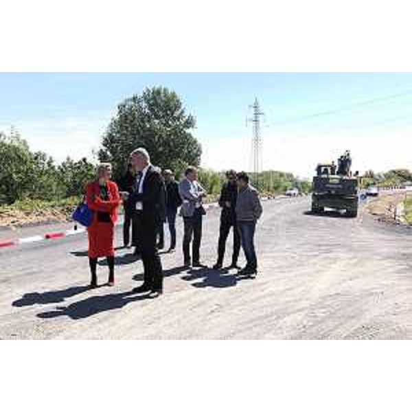 Paolo Panontin (Assessore regionale Protezione civile) e Cristina Amirante (Assessore Urbanistica e Pianificazione Territorio Comune Pordenone) durante il sopralluogo al cantiere dell'intervento antiesondazione del Meduna, sulla strada regionale 251 tra Pordenone e Azzano Decimo - 20/04/2017
