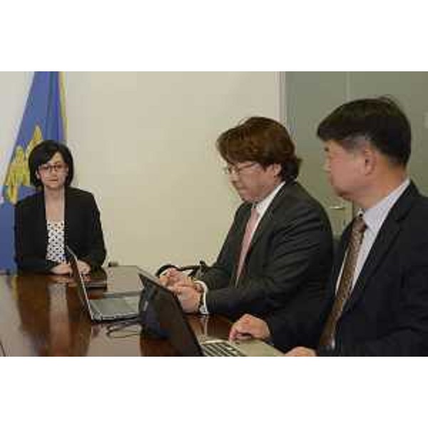 Sara Vito (Assessore regionale Ambiente ed Energia) durante l'incontro con la delegazione della Corea del Sud - Udine 21/04/2017