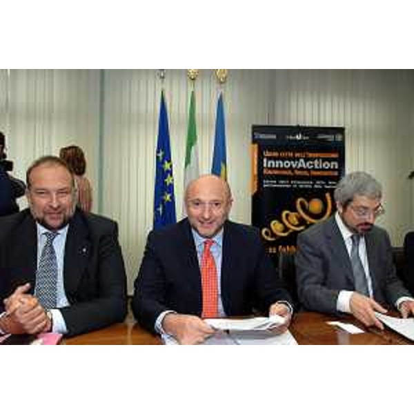 Roberto Cosolini (Assessore Regionale al lavoro, formazione, università e ricerca), Enrico Bertossi (Assessore Regionale alle attività produttive) e Furio Honsell (Rettore Università di Udine) (Udine, 03/10/05)