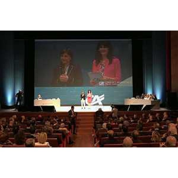 Debora Serracchiani (Presidente Regione Friuli Venezia Giulia) all'assemblea degli azionisti di Credit Agricole Friuladria, al Teatro Verdi - Pordenone 22/04/2017