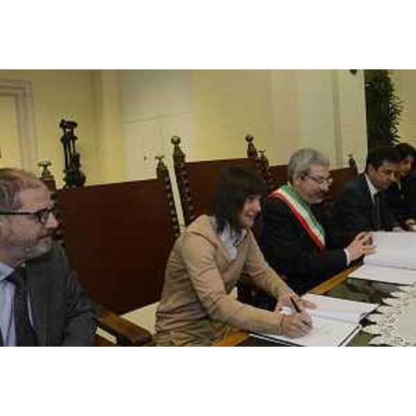 Vittorio Zappalorto (Prefetto Udine), Debora Serracchiani (Presidente Regione Friuli Venezia Giulia), Furio Honsell (Sindaco Udine), Roberto Reggi (Direttore Agenzia Demanio) e Mariagrazia Santoro (Assessore regionale Infrastrutture e Territorio) alla firma del Protocollo di valorizzazione del patrimonio immobiliare pubblico udinese, in Municipio - Udine 21/04/2017