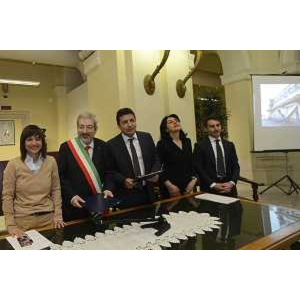 Debora Serracchiani (Presidente Regione Friuli Venezia Giulia), Furio Honsell (Sindaco Udine), Roberto Reggi (Direttore Agenzia Demanio) e Mariagrazia Santoro (Assessore regionale Infrastrutture e Territorio) alla firma del Protocollo di valorizzazione del patrimonio immobiliare pubblico udinese, in Municipio - Udine 21/04/2017