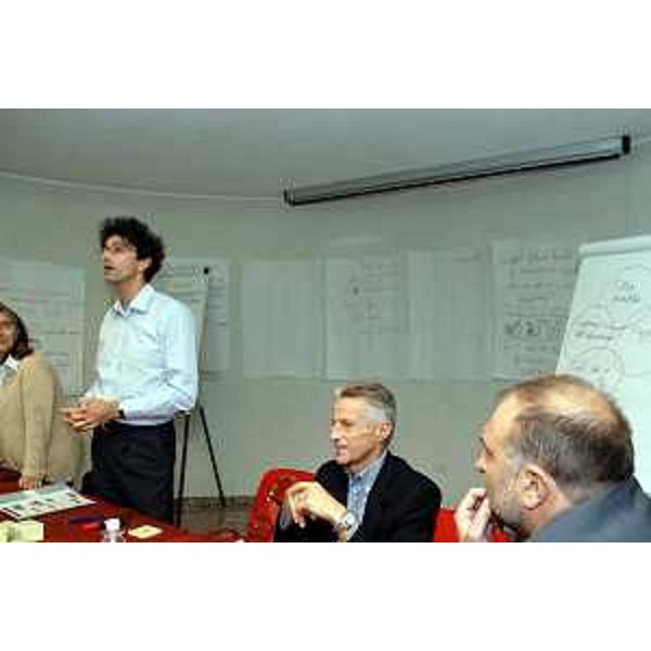 Riccardo Illy (Presidente Regione Friuli VEnezia Giulia), Isaac Getz e Roberto Cosolini (Assessore Regionale al lavoro, formazione, università e ricerca) al workshop imprenditori (Udine, 02/10/05) 
