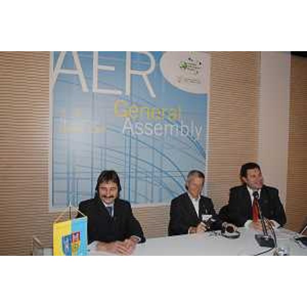 Riccardo Illy (Presidente Regione Friuli Venezia Giulia), Franco Iacop (Assessore regionale Relazioni internazionali) e Constantin Ostaficiuc (Presidente Contea Timis) siglano il Protocollo di collaborazione tra FVG e Timis, Contea della Romania con capoluogo Timisoara, in occasione dell'Assemblea generale dell'ARE. (Udine 08/11/07) 