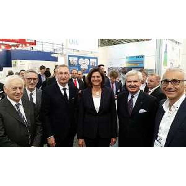 Sergio Bolzonello (Vicepresidente Regione FVG e assessore Attività produttive, Turismo e Cooperazione) e Ilse Aigner (Ministro Economia Baviera) alla Fiera della subfornitura - Hannover 27/04/2017