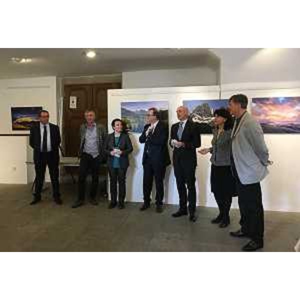 Pietro De Godenz (Consigliere Provincia autonoma Trento), Georg Tappeiner (Fotografo), Marcella Morandini (Direttrice Fondazione Dolomiti UNESCO), Mauro Gilmozzi (Vicepresidente Provincia autonoma Trento), Aldo Amati (Ambasciatore Italia a Praga) e Mariagrazia Santoro (Assessore regionale Infrastrutture e Territorio, presidente Fondazione Dolomiti UNESCO) alla conferenza stampa di presentazione della mostra "Dolomiti, il cuore di pietra del mondo" alla Novoměstská radnice Galerie - Praga 03/05/2017