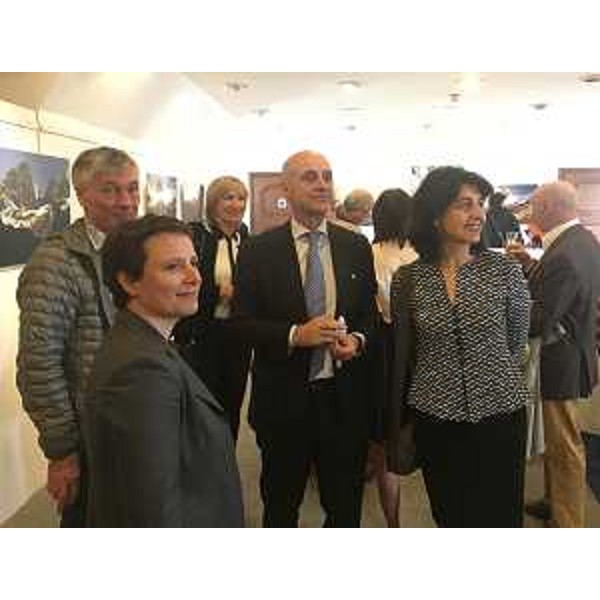 Georg Tappeiner (Fotografo), Marcella Morandini (Direttrice Fondazione Dolomiti UNESCO), Aldo Amati (Ambasciatore Italia a Praga) e Mariagrazia Santoro (Assessore regionale Infrastrutture e Territorio, presidente Fondazione Dolomiti UNESCO) alla conferenza stampa di presentazione della mostra "Dolomiti, il cuore di pietra del mondo" alla Novoměstská radnice Galerie - Praga 03/05/2017