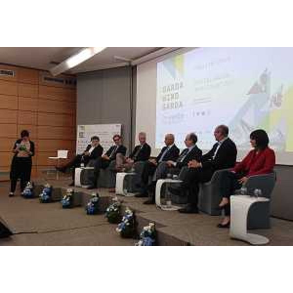 Valentina Comoretto (Moderatrice), Roberto Pellegrini (Presidente Riva del Garda Fierecongressi S.p.A.), Mitja Gialuz (Presidente Barcolana S.r.l.), Paolo Collini (Rettore Università Trento), Tiziano Mellarini (Assessore Cultura e Sport Provincia autonoma Trento), Gianni Torrenti (Assessore Cultura, Sport, Solidarietà Regione FVG), Ugo Rossi (Presidente Provincia autonoma Trento) e Debora Serracchiani (Presidente Regione Friuli Venezia Giulia) alla presentazione di "Garda Wind Garda / in-vento" (Riva del Garda 15-18 giugno) - Riva del Garda 05/05/2017