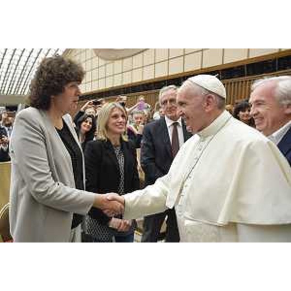 Loredana Panariti (Assessore regionale Lavoro, Formazione, Istruzione, Pari Opportunità, Politiche giovanili, Ricerca e Università) con il Santo Padre Papa Francesco, nell'Aula Paolo VI in occasione dell'iniziativa "Le Scuole di Pace" - Roma 06/05/2017 (Servizio fotografico Vaticano)