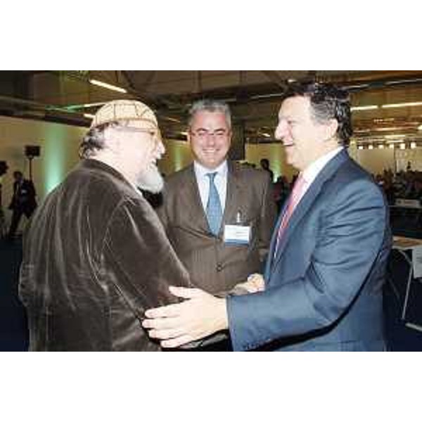 Moni Ovadia e José Manuel Barroso nel corso dell'assemblea generale dell'Assemblea delle Regioni d'Europa - ARE - a Udine. (Udine 09/11/07)
