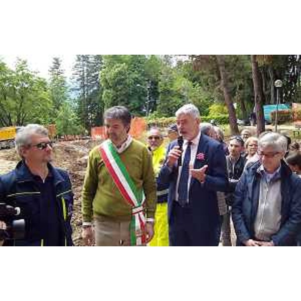 Luciano Sulli (Direttore Protezione civile FVG), Franco Ceregioli (Sindaco Sarnano), Paolo panontin (Assessore Protezione civile Regione FVG) e Vasco Errani (Commissario straordinario Ricostruzione Italia Centrale) alla cerimonia della posa della prima pietra della nuova scuola dell'infanzia - Sarnano (MC) 08/05/2017