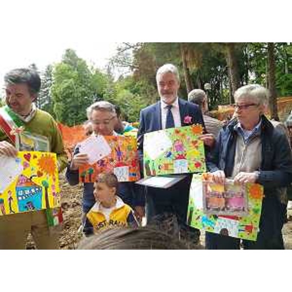 Franco Ceregioli (Sindaco Sarnano), Paolo panontin (Assessore Protezione civile Regione FVG) e Vasco Errani (Commissario straordinario Ricostruzione Italia Centrale) alla cerimonia della posa della prima pietra della nuova scuola dell'infanzia - Sarnano (MC) 08/05/2017