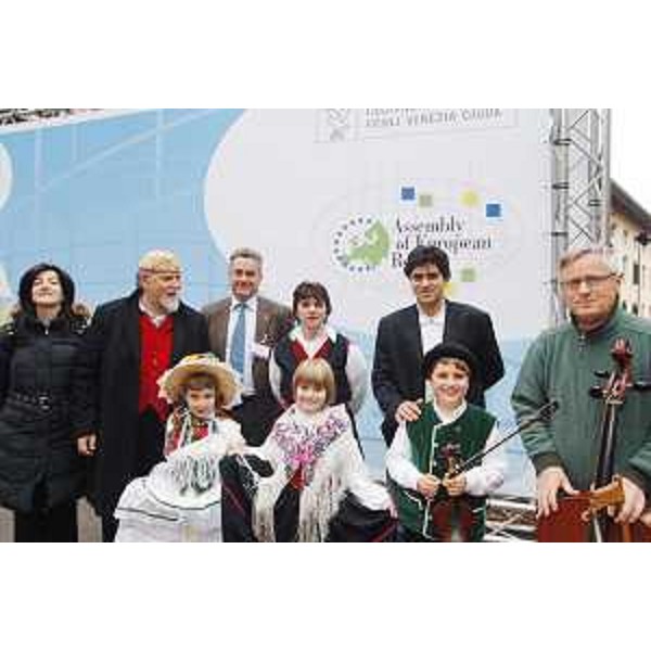 Moni Ovadia, ed altri partecipanti ai lavori dell'assemblea generale dell'Assemblea delle Regioni d'Europa - ARE - a Udine, ed un gruppo di abitanti di Resia (UD). (Udine 09/11/07)