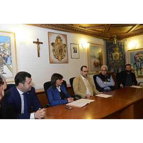 Franco Iacop (Presidente Consiglio regionale FVG), Debora Serracchiani (Presidente Regione Friuli Venezia Giulia), Manuel Piller Hoffer (Sindaco Sappada), Manuele Ferrari (Vicesindaco Forni Avoltri) e Alessandro Mauro (Comitato refendario) all'incontro per il passaggio di Sappada al FVG, in Municipio - Sappada 08/05/2017