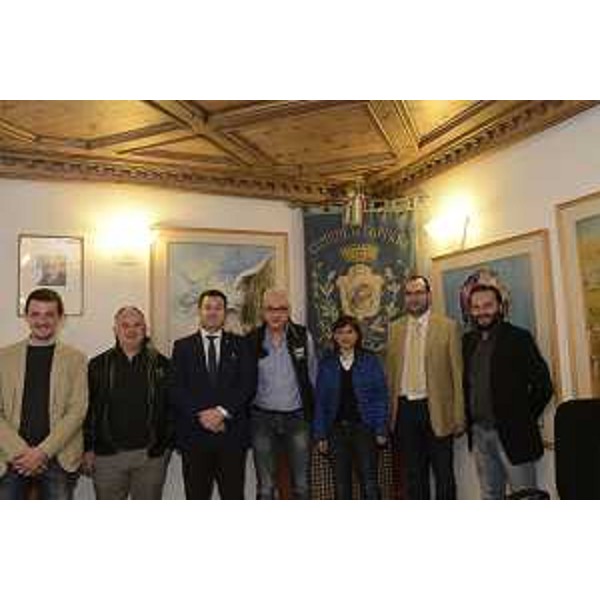 Franco Iacop (Presidente Consiglio regionale FVG), Manuele Ferrari (Vicesindaco Forni Avoltri), Debora Serracchiani (Presidente Regione Friuli Venezia Giulia), Manuel Piller Hoffer (Sindaco Sappada) e Alessandro Mauro (Comitato refendario) all'incontro per il passaggio di Sappada al FVG, in Municipio - Sappada 08/05/2017