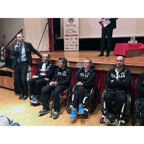 Sergio Bolzonello (Vicepresidente Regione FVG e assessore Attività produttive, Turismo e Cooperazione) con atleti della Nazionale italiana di Paraciclismo all'evento organizzato dalla Società Operaia di Mutuo Soccorso e Istruzione (SOMSI) all'Auditorium dell'Istituto don Bosco - Pordenone 10/05/2017