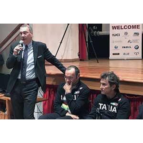 Sergio Bolzonello (Vicepresidente Regione FVG e assessore Attività produttive, Turismo e Cooperazione) con atleti della Nazionale italiana di Paraciclismo all'evento organizzato dalla Società Operaia di Mutuo Soccorso e Istruzione (SOMSI) all'Auditorium dell'Istituto don Bosco - Pordenone 10/05/2017