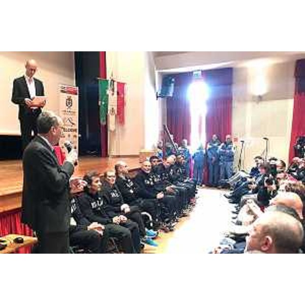 Sergio Bolzonello (Vicepresidente Regione FVG e assessore Attività produttive, Turismo e Cooperazione) con atleti della Nazionale italiana di Paraciclismo all'evento organizzato dalla Società Operaia di Mutuo Soccorso e Istruzione (SOMSI) all'Auditorium dell'Istituto don Bosco - Pordenone 10/05/2017