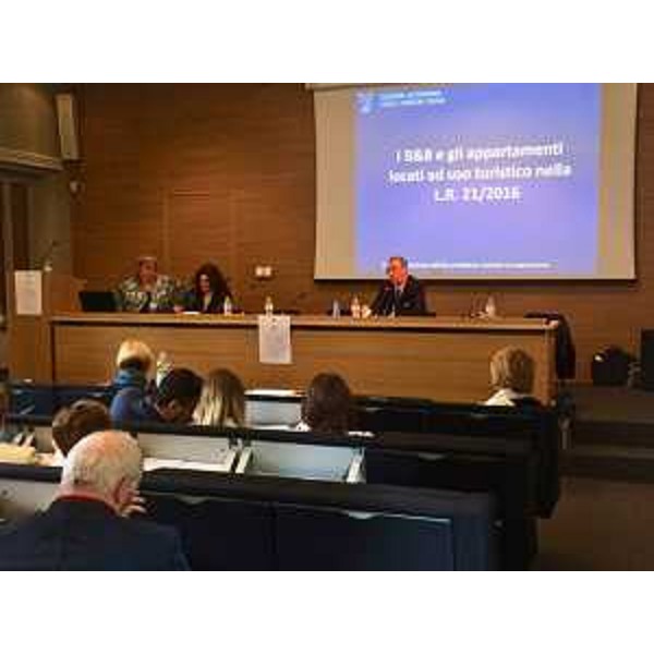 Sergio Bolzonello (Vicepresidente Regione FVG e assessore Attività produttive, Turismo e Cooperazione) all'incontro "B&B e case vacanza in Italia e all'estero: ospitalità a confronto" a Villa manin di Passariano - Codroipo 10/05/2017