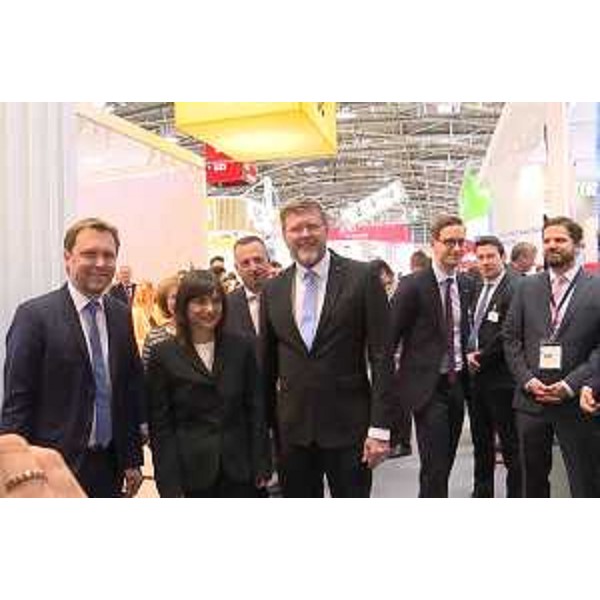Debora Serracchiani (Presidente Regione Friuli Venezia Giulia) e, a destra, Marcel Huber (Ministro Rapporti con Governo federale Baviera) alla Fiera Transport Logistic - Monaco di Baviera 10/05/2017
