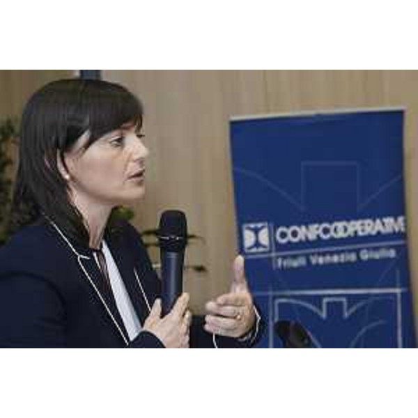 Debora Serracchiani (Presidente Regione Friuli Venezia Giulia) al convegno "Un nuovo paradigma per le politiche sociali. Politiche attive del lavoro, welfare aziendale e servizi di prossimità" - Udine 11/05/2017