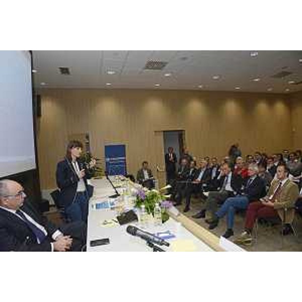 Maurizio Gardini (Presidente Confcooperative) e Debora Serracchiani (Presidente Regione Friuli Venezia Giulia) al convegno "Un nuovo paradigma per le politiche sociali. Politiche attive del lavoro, welfare aziendale e servizi di prossimità" - Udine 11/05/2017