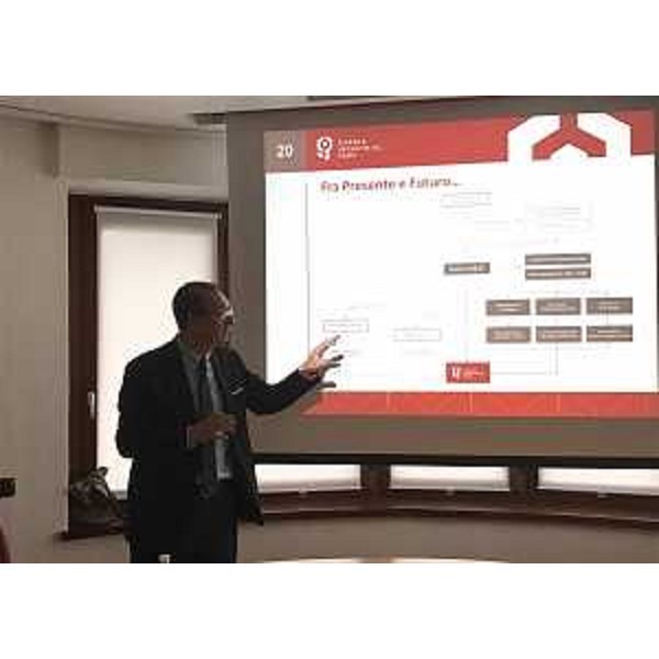 Sergio Bolzonello (Vicepresidente Regione FVG e assessore Attività produttive, Turismo e Cooperazione) illustra contratti di insediamento e nuovi canali contributivi a imprenditori del Carnia Industrial Park - Tolmezzo 10/05/2017
