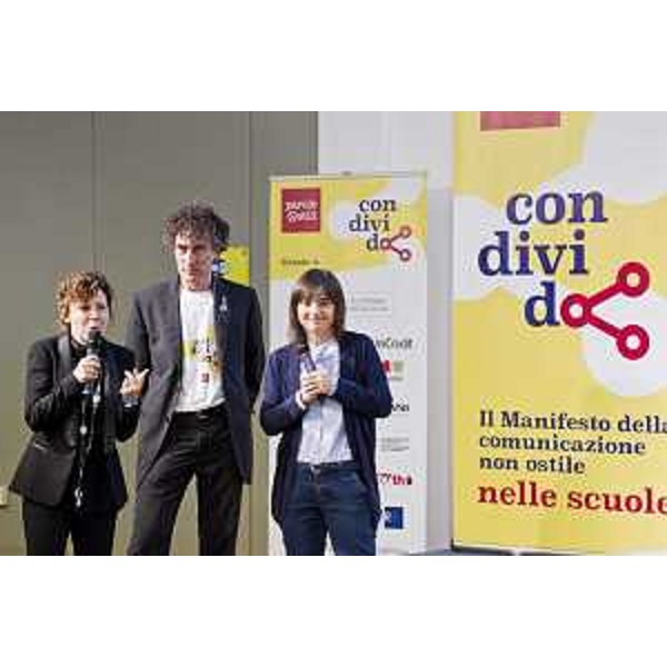 Eva Campi (Psicologa), Dario Gasparo (Professore) e Debora Serracchiani (Presidente Regione Friuli Venezia Giulia) all'evento "Condivido", progetto educativo promosso da "Parole O_Stili", durante il quale è stato avviato il canale Instagram della Regione FVG - Trieste 15/05/2017