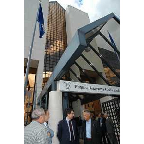 Riccardo Illy (Presidente Regione Friuli Venezia Giulia) e Viola all'inaugurazione dei nuovi uffici della Regione (Pordenone, 02/10/05) 