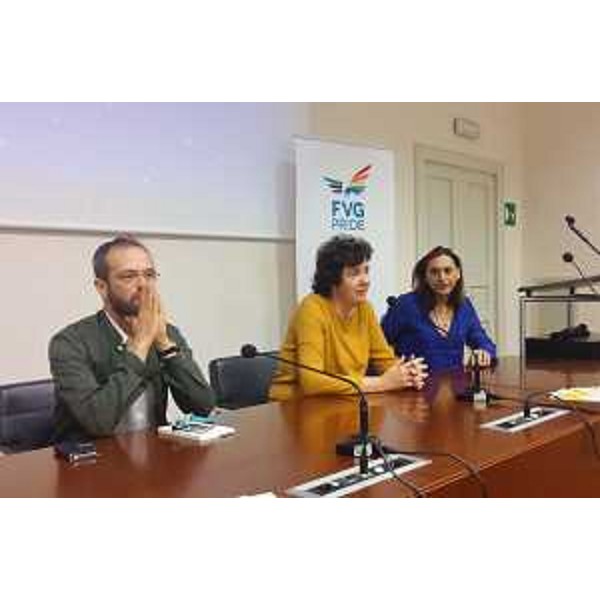 Davide Zotti (Insegnante, responsabile educativo Progetto "Affrontare l'omofobia a scuola"), Loredana Panariti (Assessore regionale Lavoro, Formazione, Istruzione, Pari Opportunità, Politiche giovanili, Ricerca e Università) e Antonella Nicosia (Vicepresidente FVG Pride) alla proiezione del film "Ernesto" in occasione della Giornata mondiale contro l'Omotransfobia - Trieste 17/05/2017