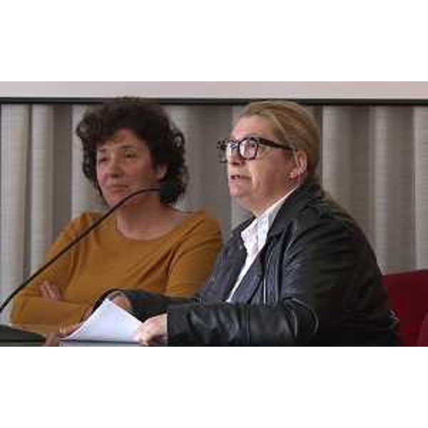 Loredana Panariti (Assessore regionale Lavoro, Formazione, Istruzione, Pari Opportunità, Politiche giovanili, Ricerca e Università) e Valentina Feletti (Ufficio Scolastico Regionale FVG) all'incontro "L'ALTRA SCUOLA: forse non tutti sanno che ..." celebrativo della Giornata mondiale contro l'Omotransfobia - Trieste 17/05/2017