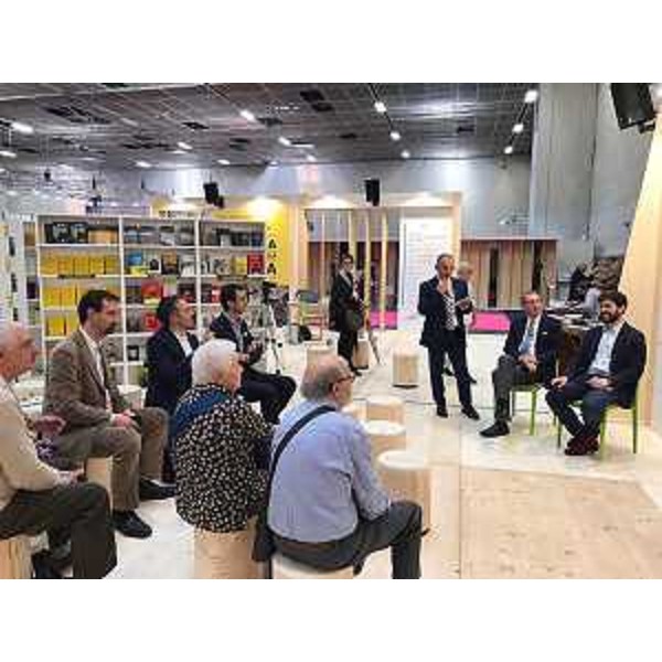Sergio Bolzonello (Vicepresidente Regione FVG e assessore Attività produttive, Turismo e Cooperazione) nello stand del FVG al 30° Salone del Libro - Torino 18/05/2017