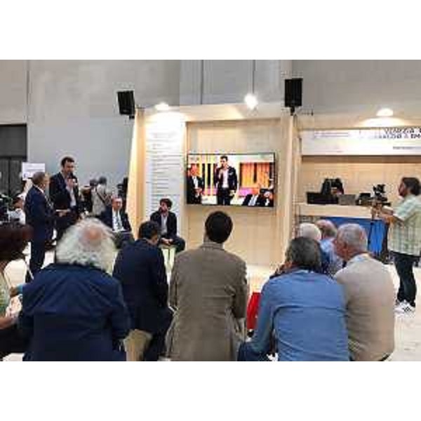 Sergio Bolzonello (Vicepresidente Regione FVG e assessore Attività produttive, Turismo e Cooperazione) nello stand del FVG al 30° Salone del Libro - Torino 18/05/2017