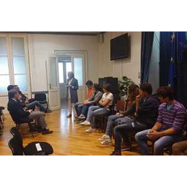 Maria Rita Pitoni (Direttrice scolastica) con studenti dell'Istituto omnicomprensivo di Amatrice in visita a Trieste durante l'incontro con Francesco Peroni (Assessore regionale Finanze, Patrimonio, Coordinamento e Programmazione Politiche economiche e comunitarie), invitati nella sede dell'Unione degli Istriani - Trieste 19/05/2017