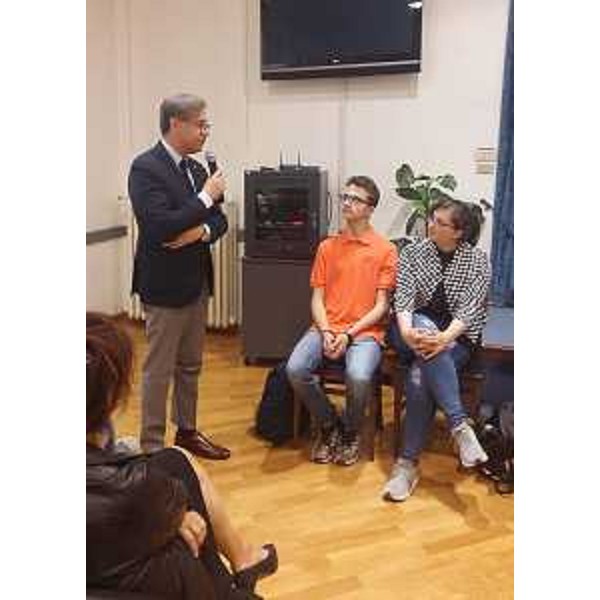 Francesco Peroni (Assessore regionale Finanze, Patrimonio, Coordinamento e Programmazione Politiche economiche e comunitarie) incontra studenti di Amatrice in visita a Trieste, invitati nella sede dell'Unione degli Istriani - Trieste 19/05/2017
