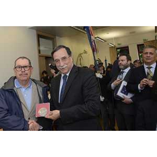 Domenico Rossi (Sottosegretario Difesa) consegna una medaglia alla cerimonia di inaugurazione del monumento ai Caduti restaurato - Trieste 20/05/2017