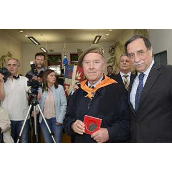 Domenico Rossi (Sottosegretario Difesa) consegna una medaglia alla cerimonia di inaugurazione del monumento ai Caduti restaurato - Trieste 20/05/2017