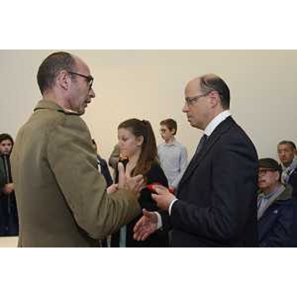 Luca Caburlotto (Direttore Soprintendenza Beni storici, artistici ed etnoantropologici / FVG) riceve una medaglia alla cerimonia di inaugurazione del monumento ai Caduti restaurato - Trieste 20/05/2017 
