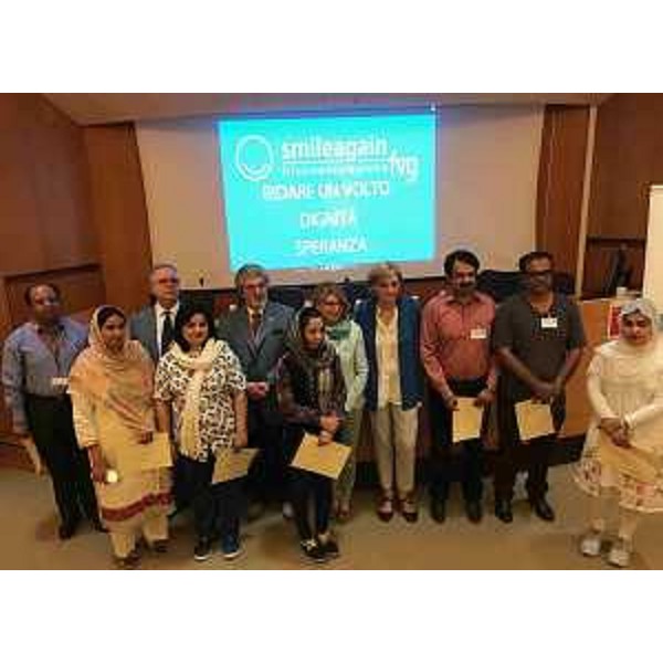 Maria Sandra Telesca (Assessore regionale Salute, Integrazione socio-sanitaria, Politiche sociali e Famiglia) alla consegna dei diplomi di perfezionamento ai sanitari pakistani impegnati nel trattamento di donne sfregiate con l'acido, all'Ospedale Santa Maria della Misericordia - Udine 22/05/2017