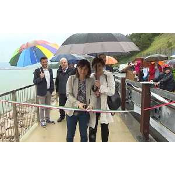 Debora Serracchiani (Presidente Regione Friuli Venezia Giulia) e Laura Marzi (Sindaco Muggia) inaugurano il primo tratto di pista ciclabile tra Porto San Rocco e il confine con la Slovenia - Muggia 20/05/2017
